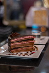 trozo de pastel chocolate con toques de cereza 