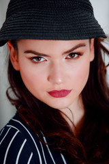 Portrait beauté d'une jolie femme brune avec une visière