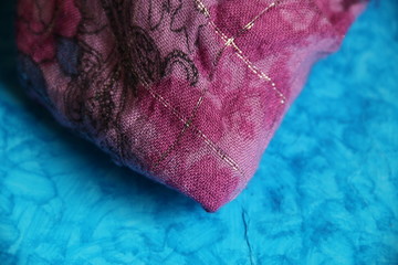 texturas textiles florales sobre fondo azul