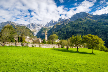 Fototapeta na wymiar Late Summer, early Fall in Soglio, a village in the district of Maloja in the Swiss canton of Graubünden close to the Italian border. It lies on the nothern side of Val Bregaglia (Bergell in German)