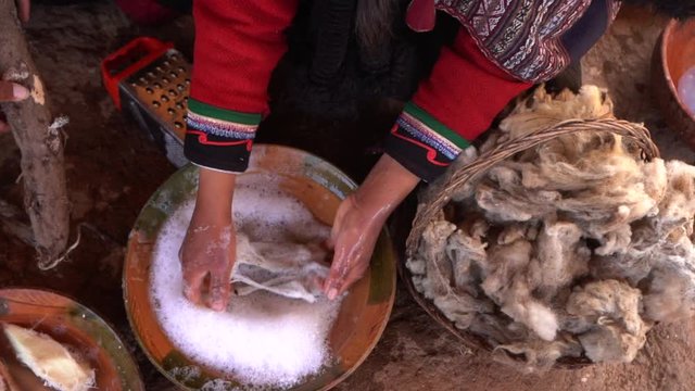 Process of weaving in Cusco Craft