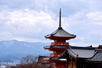 Obraz premium View of the temple and mountains in Kyoto