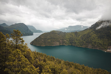 Obraz premium lake in the mountains with blue sky san martin de los andes