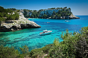 Bootsfahrt im t&uuml;rkis blauem Mittelmeer in der Cala Galdana, Menorca