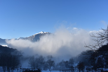 Panorama montano  nella nebbia