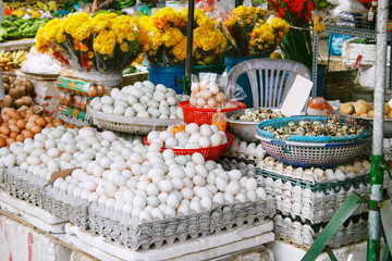 Fototapeta premium Eier auf auf einem Markt in Asien