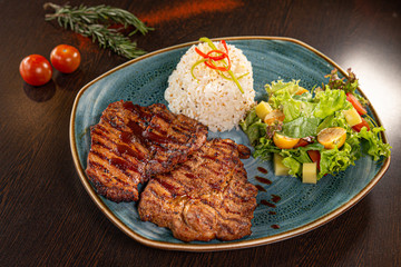 Carne a la parrilla con salsa BBQ, arroz y ensalada