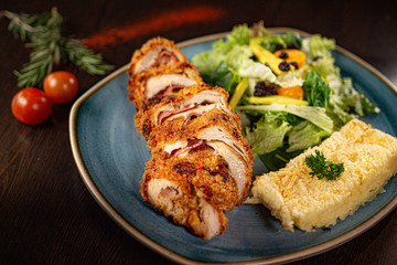 Rollo de pollo con puré de papa y ensalada