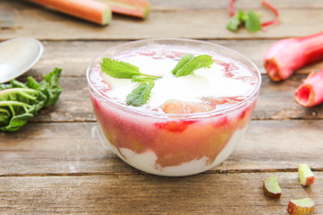 Rhabarberkompott Rhabarber Kompott Schicht Dessert Rhabarbergrieß Grieß Grütze Rhabarbergrütze 