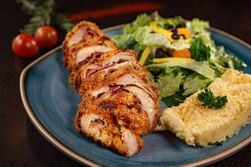 Rollo de pollo con puré de papa y ensalada