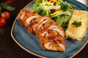 Rollo de pollo con puré de papa y ensalada