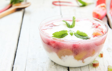 Rhabarber Rhabarberkompott Kompott Schicht Dessert Nachspeise Grieß Grütze Rhabarbergrieß Rhabarbergrütze