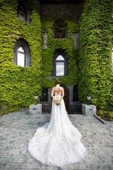Obraz premium Bridal bouquet. Wedding. The bride is turned with her back turned.