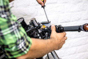 Change brake fluid at the motorcycle / repair motorcycle / service / maintenance