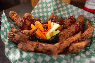 Alitas con salsa BBQ