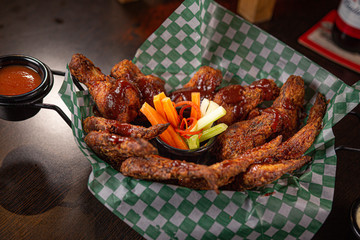 Alitas con salsa BBQ