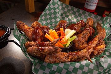 Alitas con salsa BBQ