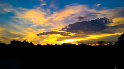 Obraz premium Skyscape view of sun set with cloud