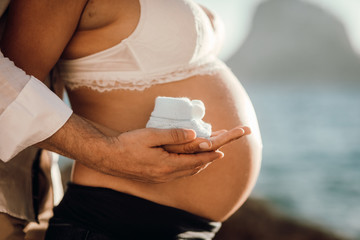 Embarazadas. Fotografía de embarazo. Barrigas de mujer. Detalles de bebé. Recién nacidos