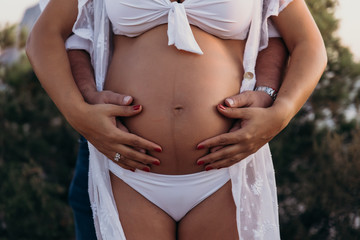Embarazadas. Fotografía de embarazo. Barrigas de mujer. Detalles de bebé. Recién nacidos