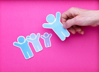 Symbole famille illustration papier tenu par main homme, femme, enfant, ensemble, aimer, amour sur...