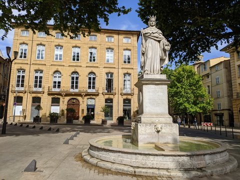 Rue d'Aix en Provence avec maison proven&ccedil;al et fontaine, lieu connu sous le nom de cours Mirabeau Paul C&eacute;zanne fontaine l rotonde et la fameuse place d'Albertas