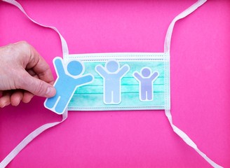 Masque chirurgical protection virus Covid sur arrière-plan rose symbole famille amour illustration...