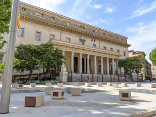 Rue d'Aix en Provence avec maison provençal et fontaine, lieu connu sous le nom de cours Mirabeau...