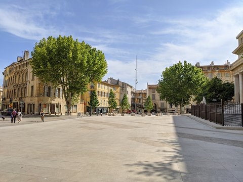 Fototapeta Rue d'Aix en Provence avec maison provençal et fontaine, lieu connu sous le nom de cours Mirabeau Paul Cézanne fontaine l rotonde et la fameuse place d'Albertas