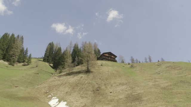 Osttirol, Villgraten, Innervillgraten, Villgratental, Lienz, Pustertal, Arntal, Bauernhof, Bergbauernhof, Landwirtschaft, Alm, Wiese, Hang, Futterweide, Berg, Tal, Stra&szlig;e, Stromleitung, Mast, Holzmast