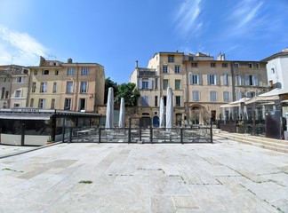 Fototapeta na wymiar Rue d'Aix en Provence avec maison provençal et fontaine, lieu connu sous le nom de cours Mirabeau Paul Cézanne fontaine l rotonde et la fameuse place d'Albertas