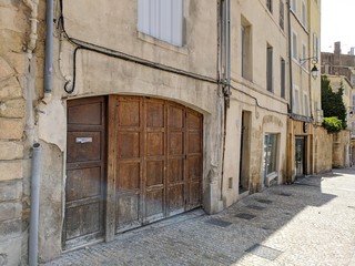 Fototapeta na wymiar Rue d'Aix en Provence avec maison provençal et fontaine, lieu connu sous le nom de cours Mirabeau Paul Cézanne fontaine l rotonde et la fameuse place d'Albertas