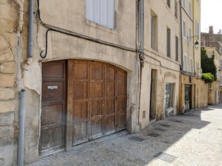 Rue d'Aix en Provence avec maison provençal et fontaine, lieu connu sous le nom de cours Mirabeau Paul Cézanne fontaine l rotonde et la fameuse place d'Albertas