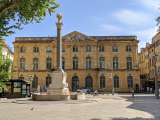 Rue d'Aix en Provence avec maison provençal et fontaine, lieu connu sous le nom de cours Mirabeau...