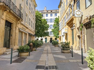 Rue d'Aix en Provence avec maison provençal et fontaine, lieu connu sous le nom de cours Mirabeau...