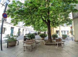 Rue d'Aix en Provence avec maison provençal et fontaine, lieu connu sous le nom de cours Mirabeau...