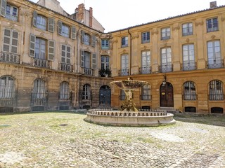 Rue d'Aix en Provence avec maison provençal et fontaine, lieu connu sous le nom de cours Mirabeau...