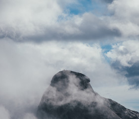 Cima de montaña con niebla