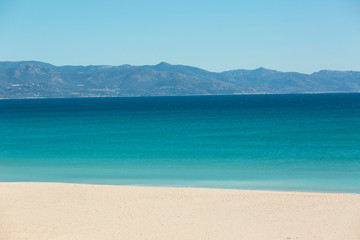 spiaggia della Sardegna con sfondo mare e cielo