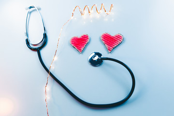 Dttor medico con stetoscopio e simboli anonimi