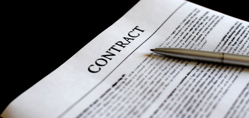 Obraz premium Pen on the contract papers. Business contract