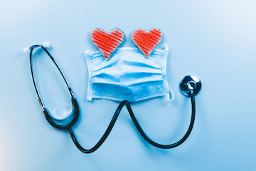 Medico innamorato con mascherina e cuore