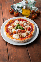 Deliziosa pizza con tonno e cipolla 