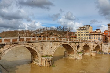 Obraz premium Bridge in Rome framed by trees