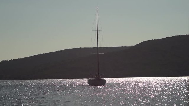 Segelschiff im Sonnenuntergang auf dem Meer