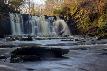 Obraz premium Scarloom waterfall in a deep gorge with fast flowing water