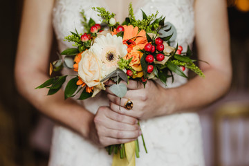 Obraz na płótnie Canvas bride holding bouquet