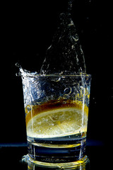 Citronnade sur fond noir