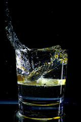 Citronnade sur fond noir