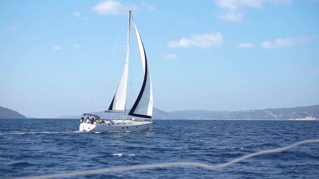 Segelschiff mit offenem Segel auf dem Meer